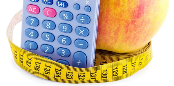 Diyet ve sağlıklı yaşam beyaz arka plan üzerinde izole bant hesap makinesi kavramını ölçme ile elma