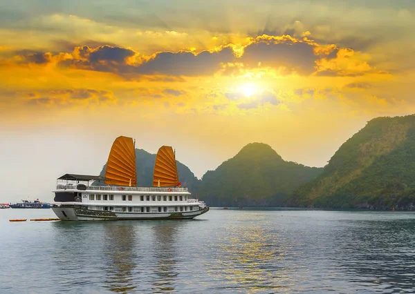 Gün batımı Ha uzun defne Halong Tur Dağları Güney Çin Denizi, Vietnam için Adaları.