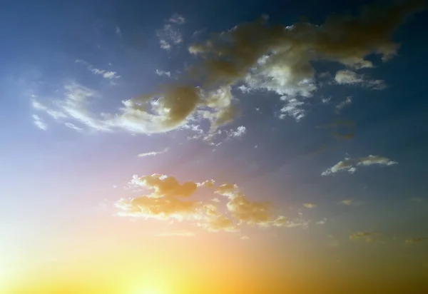 風景の下で風光明媚なカラフルな空で日の出日の入り時刻夜明け背景 自然日の出春コンセプト — ストック写真