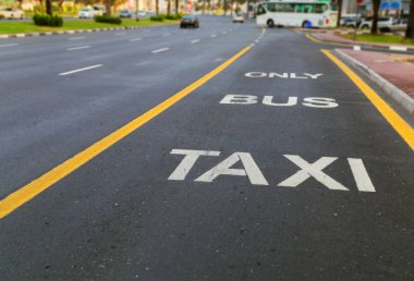 Halka açık bir yolda sokakta sürüş yönergeleri otobüs ve taksi lane boyalı