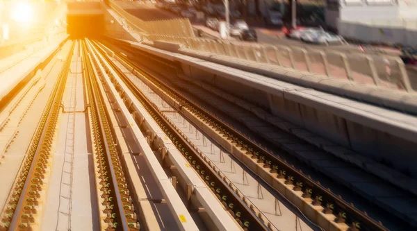 ドバイの地下鉄ネットワーク ライン地下鉄モノレール駅とアーキテクチャ アラブ首長国連邦の都市の風景 ソフト フォーカス — ストック写真