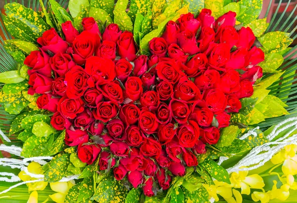 Ramo Flores Primaverales Las Rosas Rojas Forman Corazón Para Día — Foto de Stock