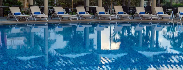 Hotel Relajantes Sillas Ratán Piscina Agua Azul Con Cielo Fresco — Foto de Stock