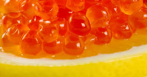 Lachshaufen Roter Gesalzener Kaviar Zitronenhintergrund — Stockfoto
