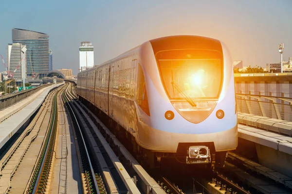 迪拜地铁网络线上的城市景观 Uae 建筑与地铁单轨列车自动化 — 图库照片