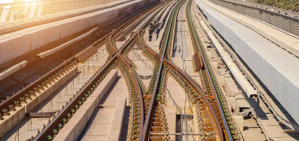 春のシーン夕日景観アラブ首長国連邦 アーキテクチャの地下鉄システムのドバイ メトロ ネットワーク回線 — ストック写真