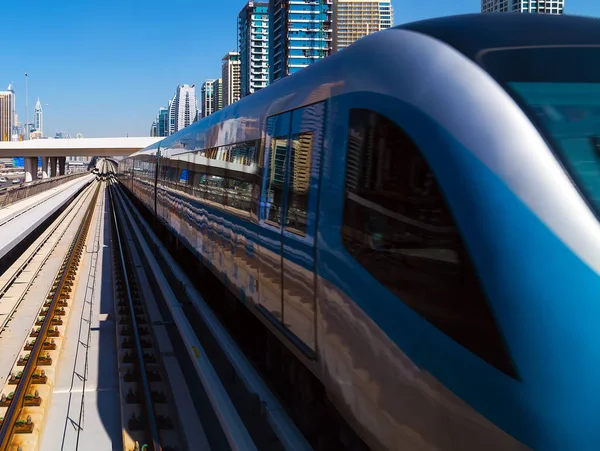 ドバイ メトロはアラブ首長国連邦の都市の風景にモダンで完全に自動化された鉄道システムです — ストック写真