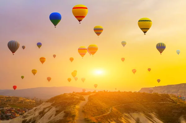 Solen Bergslandskap Cappadocia Varm Luft Ballong Flygning Göreme Nationalpark Turkiet — Stockfoto