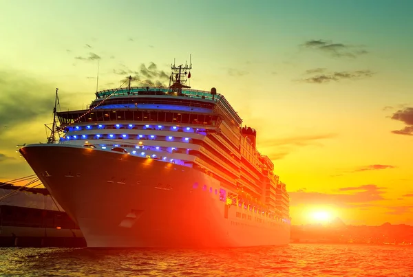 Sonnenaufgang Tropische Landschaft Meer Tropische Kreuzfahrten Passagierschiff — Stockfoto