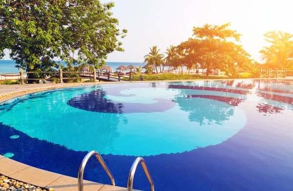 Mavi Mozaik Yüzme Havuzu Lounge Koltukları Palm Hindistan Cevizi Dan — Stok fotoğraf