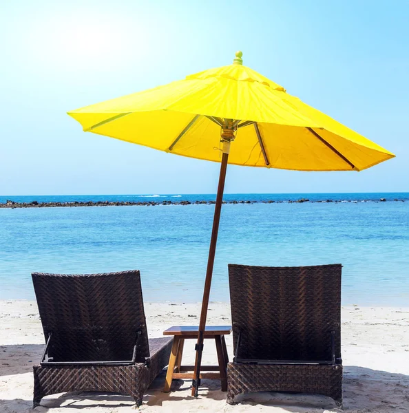 Chaiselongue Kokosnuss und Sonnenschirm am Strand Chaiselongue Kokosnuss und Sonnenschirm am Strand