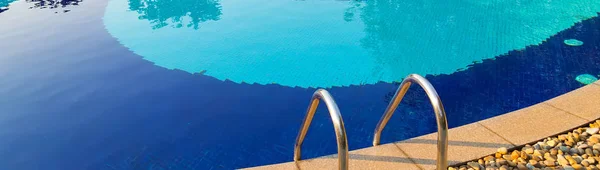 Modrá Skleněná Mozaika Bazén Nápisy Schodiště — Stock fotografie