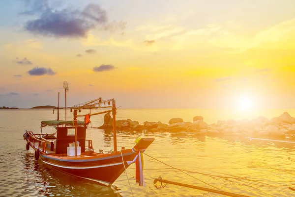 春天日落渔船泰国在海岛背景热带风景 — 图库照片