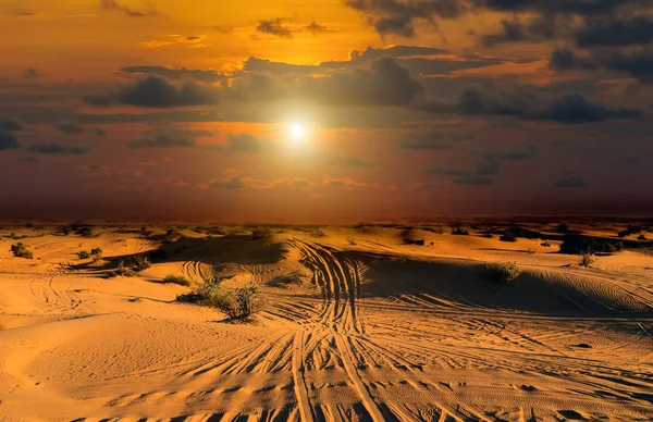在沙漠上户外行驶 在发送沙丘上行驶公路汽车 — 图库照片