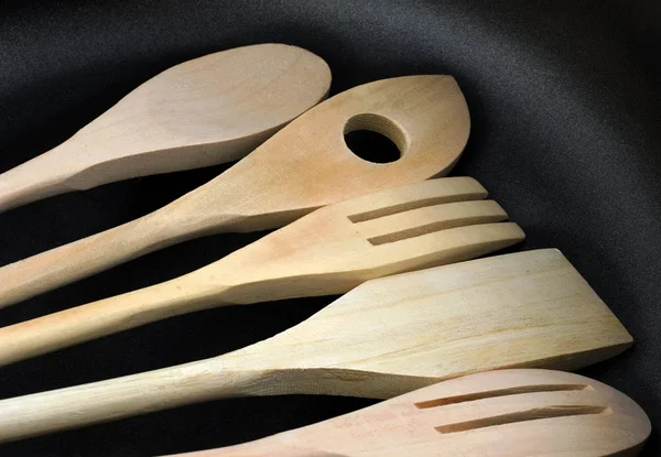 Wooden Kitchen Spoons Black Frying Pan Top View Background — Stock Photo, Image