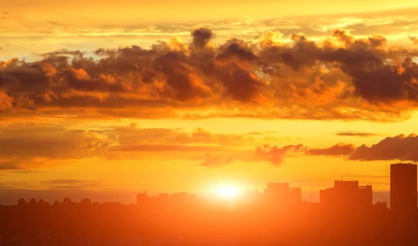 Sonnenuntergang Über Der Stadt Orange Silhouette Haus Hintergrund Wolkenkratzer — Stockfoto
