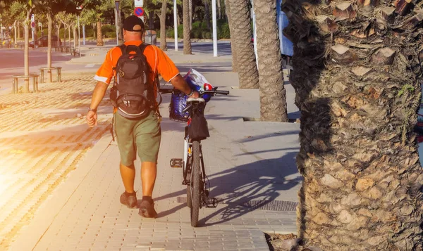 Счастливый Молодой Человек Активный Жизненный Концепт Велосипед Дороге Крейсерский Велосипед — стоковое фото