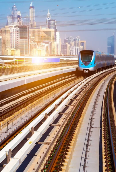 ドバイの地下鉄ネットワーク自動太陽地下鉄モノレール鉄道ライン — ストック写真