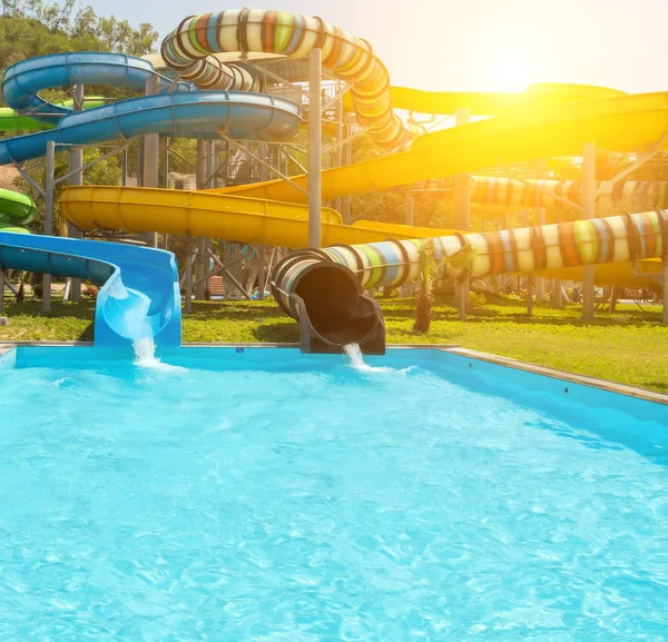 Dispositivi Scorrimento Aquapark Tubo Dell Acqua Slike Sulla Piscina — Foto Stock