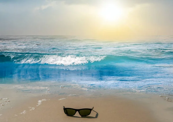 Sunrise Sunglasses Sand Sea Beach Paisagem Tropical Summertime Seascape Com — Fotografia de Stock