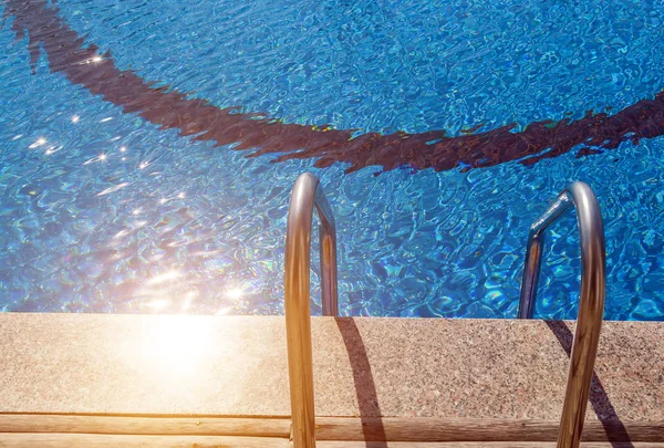 Onda Acqua Piscina Con Scala Solare — Foto Stock