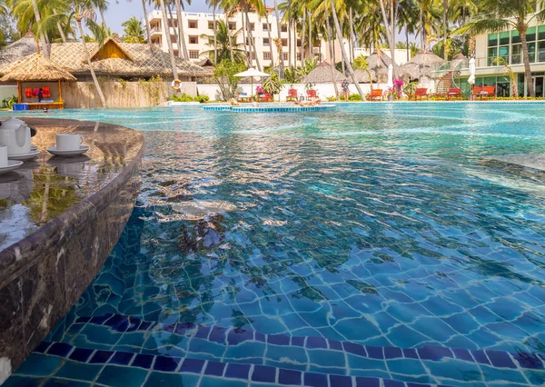 Außenbar Schwimmbad Blaue Fliesen Meerwasser Mit Liegestühlen Palmen — Stockfoto