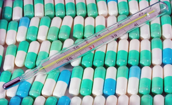 Comprimé Analgésique Fond Médical Pilules Multicolores Concept Pharmacie Thermomètre Pour — Photo