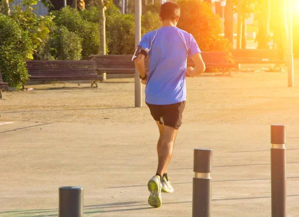 Kör Man Benen Flygande Sunrise Löpare Tropiska Staden Sommaren Road — Stockfoto