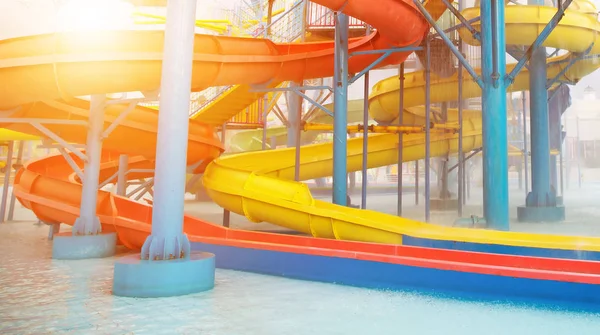 Barevné Posuvníky Potrubí Atrakcí Aquaparku Sprej Bitevní Zóny Aquapark — Stock fotografie