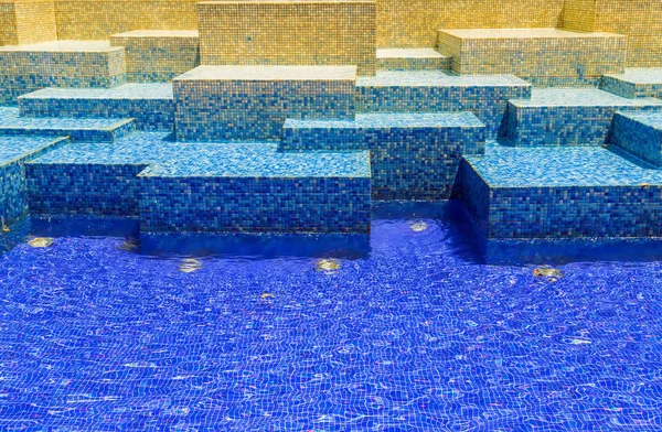 Textur Blauen Mosaikfliesen Hintergrund Wasser Welle Schwimmbad Mit Reflektierenden — Stockfoto