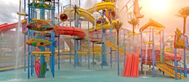 Renkli plastik boru cazibe kaydırıcıları su parkı