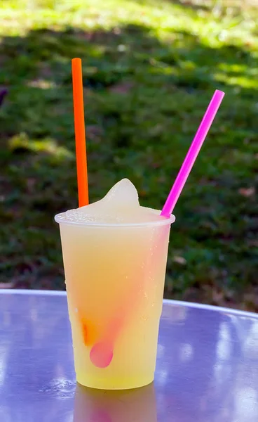 Verse Tropische Vruchten Verfrissende Drankjes Koude Cocktails Limonade Sap Smoothies — Stockfoto