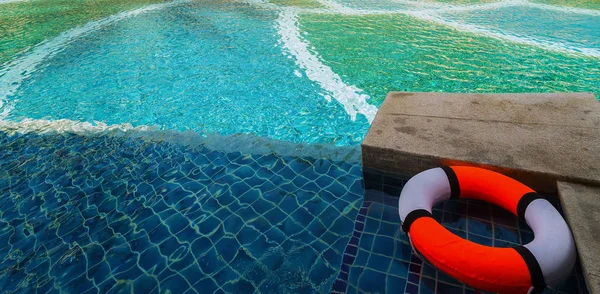 Hotel Bazén Modrá Voda Slunce Záchranný Kruh Letní Dovolená Koncept — Stock fotografie