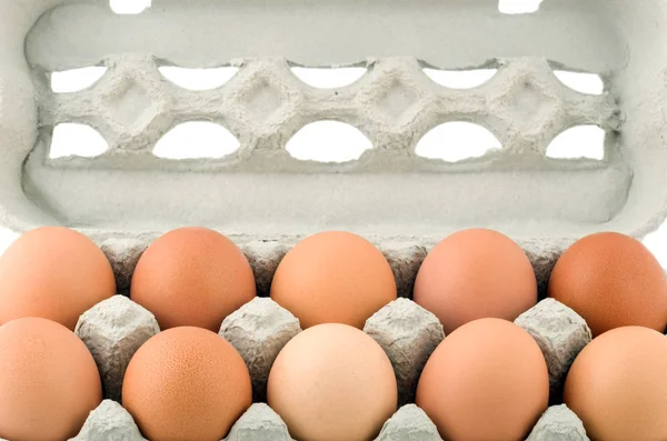 Huevos Crudos Frescos Caja Protectora Cerca Aislados Sobre Fondo Blanco — Foto de Stock