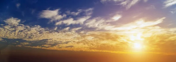 Flygfoto Skyskrapor Solnedgång Himlen Ovanför Molnen Med Dramatiska Ljus — Stockfoto