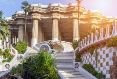 Carmel Hill, Barselona, İspanya, gündoğumu bahar kavramı Barcelona seramik Parc Guell Antoni Gaudi tarafından tasarlanan girişinde bulunan