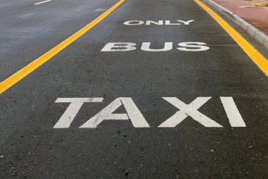 Caddede sürüş yönergeleri otobüs ve taksi lane işareti boyalı