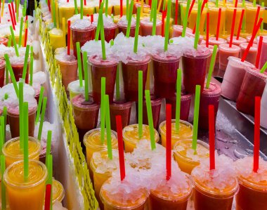 Menü tasarımı soğuk limonata suyu smoothies bardak bardak, payet içme ile kavanoz serinletici kokteyller içecekler tropikal meyve suyu.