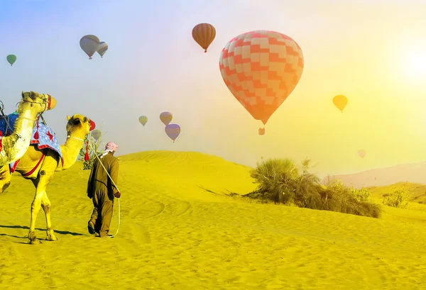Touristenattraktionen Heißluftballons Fliegen Abenteuer Sonnenuntergang Sand Wüste Safari Kamele Der — Stockfoto
