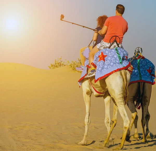 Attractions Touristiques Sable Désert Lever Soleil Safari Chameaux Aide Selfie — Photo