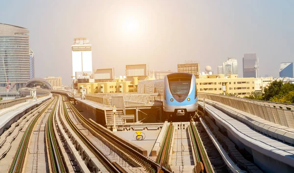 迪拜地铁网络线上的城市景观 Uae 建筑与地铁单轨列车自动化 — 图库照片