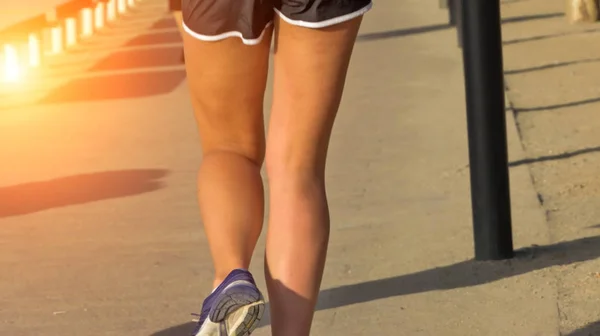 Zonsondergang Vrouwen Benen Snelwandelen Joggen Uitgevoerd Buiten Stad Zomer Weg — Stockfoto