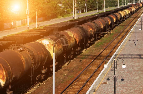 Öltransportzug Des Tanks Transport Der Eisenbahntanks Mit Und Kraftstoff Alter — Stockfoto