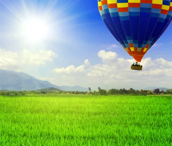 Heißluftballonfahrt Tagestour Über Die Wiese Natur Hintergrund Froher Frühlingstag — Stockfoto