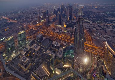 Şehir merkezindeki otel, Dubai'nin iş gökdelenler lüks Resort gece, Birleşik Arap Emirlikleri (BAE Dubai şehir içinde ünlü manzarası havadan görünümü).