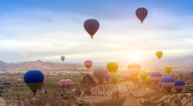 Türkiye'de sıcak hava balonu Tur gündoğumu dağ Cappadocia. Panoramik peri bacaları ve kaya oluşumları Göreme Açık Hava Müzesi