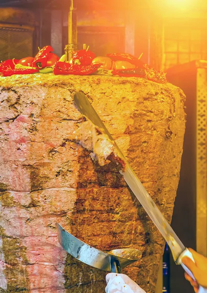 Cortar Pollo Kebab Doner Pavo Carne Tradicional Carne Shawarma Parrilla — Foto de Stock