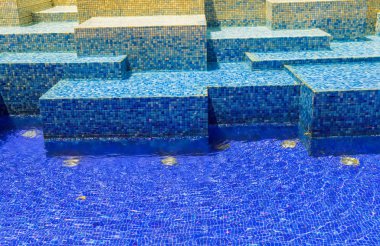 Mavi doku mozaik döşeme arka planı, yansıtan ile su yüzme havuzu