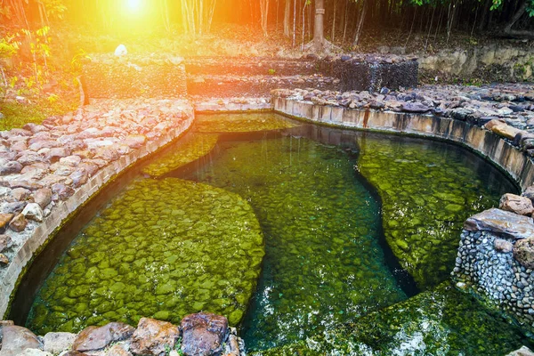 在甲米省南部的温泉人造浴池自然自己的热水浴缸按摩浴缸 南托伦敦在泰国 — 图库照片