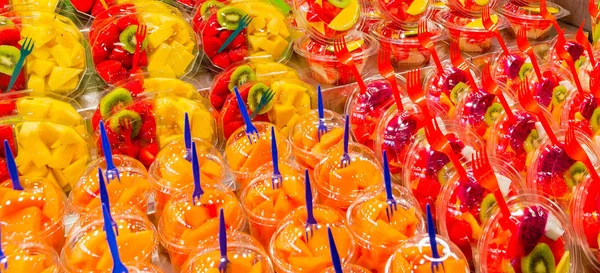 Tropische Früchte Erfrischenden Salat Den Gläsern Tassen Gläser Mit Fruchtmix — Stockfoto